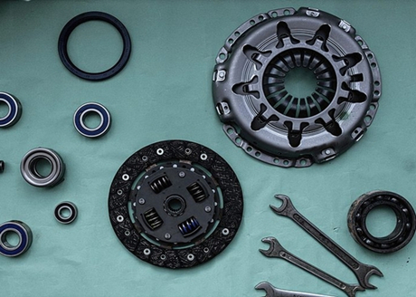 Pourquoi des voitures de marques différentes peuvent-elles utiliser les mêmes pièces détachées ?