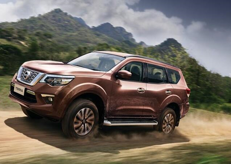 Après avoir parcouru 40 000 kilomètres en 3 ans, le Nissan Terra arrive chez le concessionnaire pour entretien.